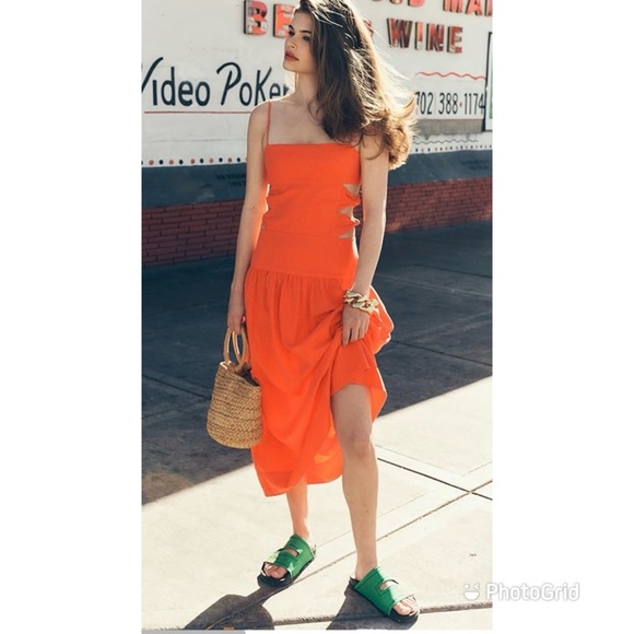 Precise knots detail the cutout sides of this FARM Rio midi dress. - Picture 4 of 6